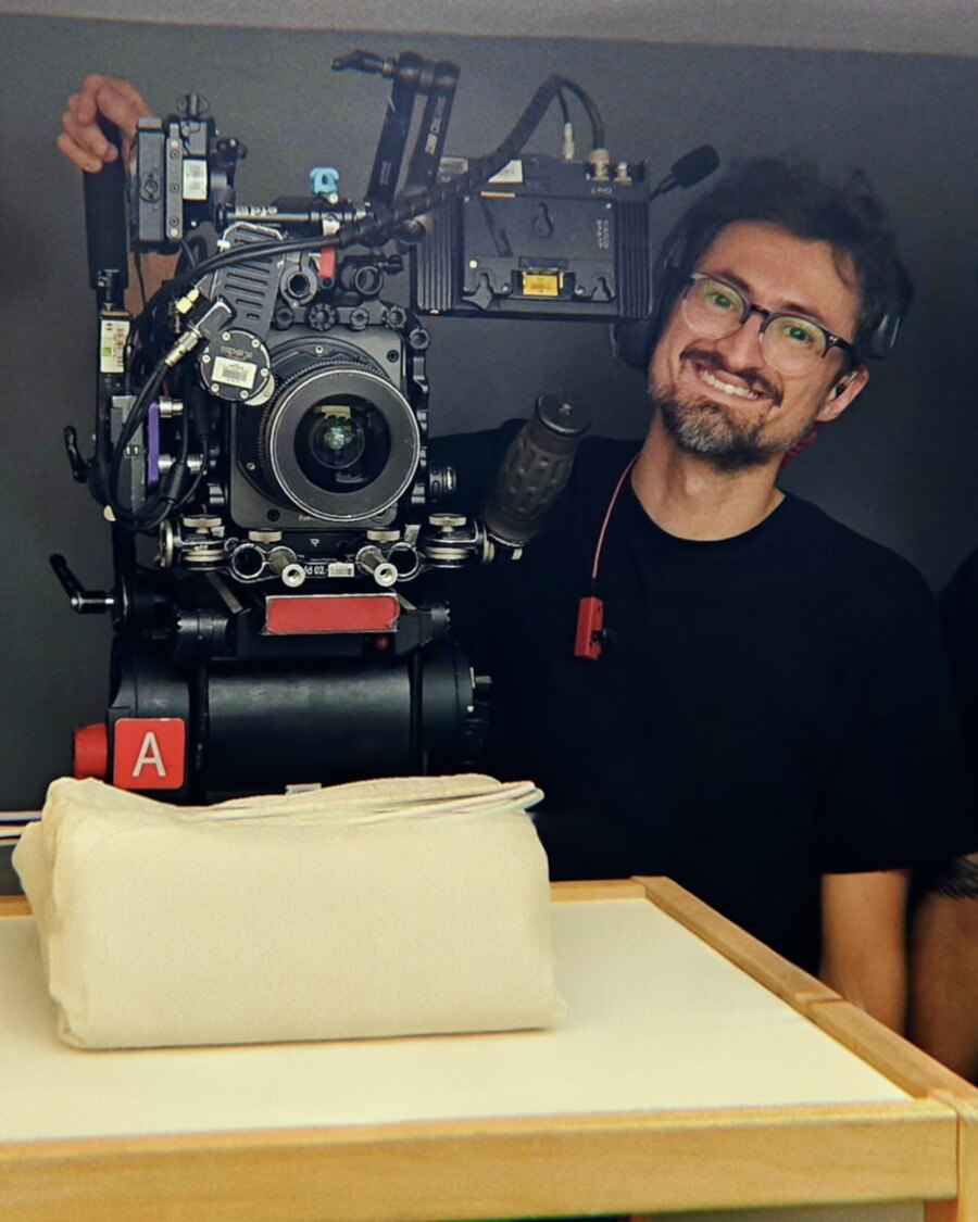 José Pablo Cavia en set, junto a la cámara A